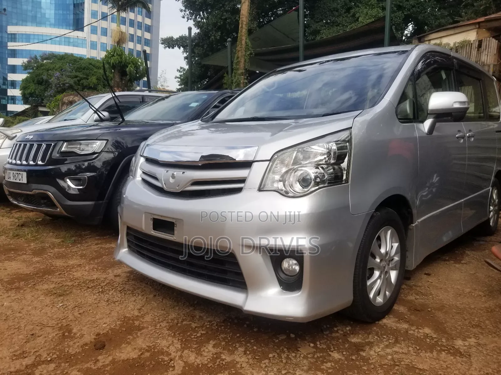 Toyota Noah 2.0 143hp AWD (7 Seater) 2011 Silver