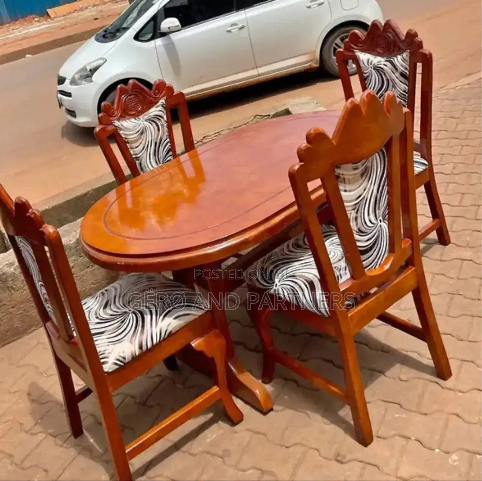 Dining Table/ Nice Appearance
