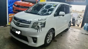Toyota Noah 2.0 143hp AWD (7 Seater) 2010 White