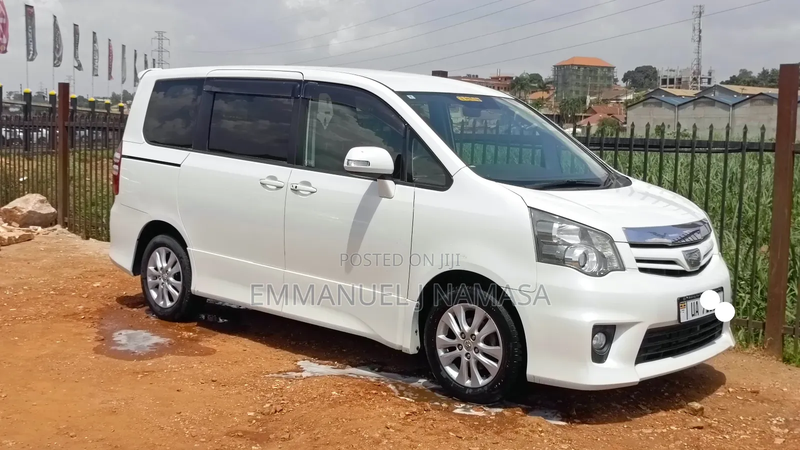 Toyota Noah 2.0 143hp AWD (7 Seater) 2010 White
