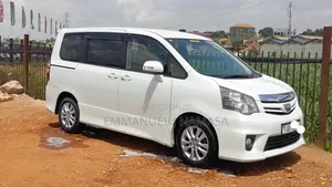 Toyota Noah 2.0 143hp AWD (7 Seater) 2010 White