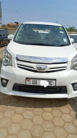 Toyota Noah 2.0 143hp AWD (7 Seater) 2010 White