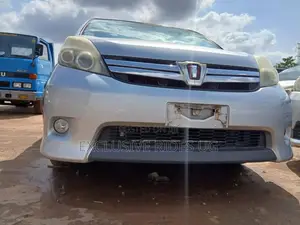 Toyota ISIS 2012 Silver