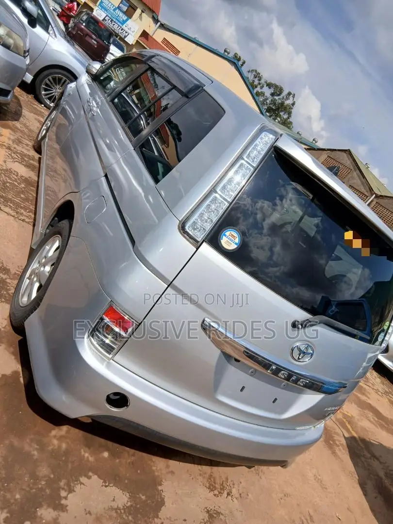 Toyota ISIS 2012 Silver