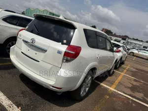 Toyota Vanguard 2011 White