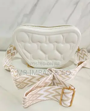 Quilted Pattern of Heart-Shaped Crossbody Bag