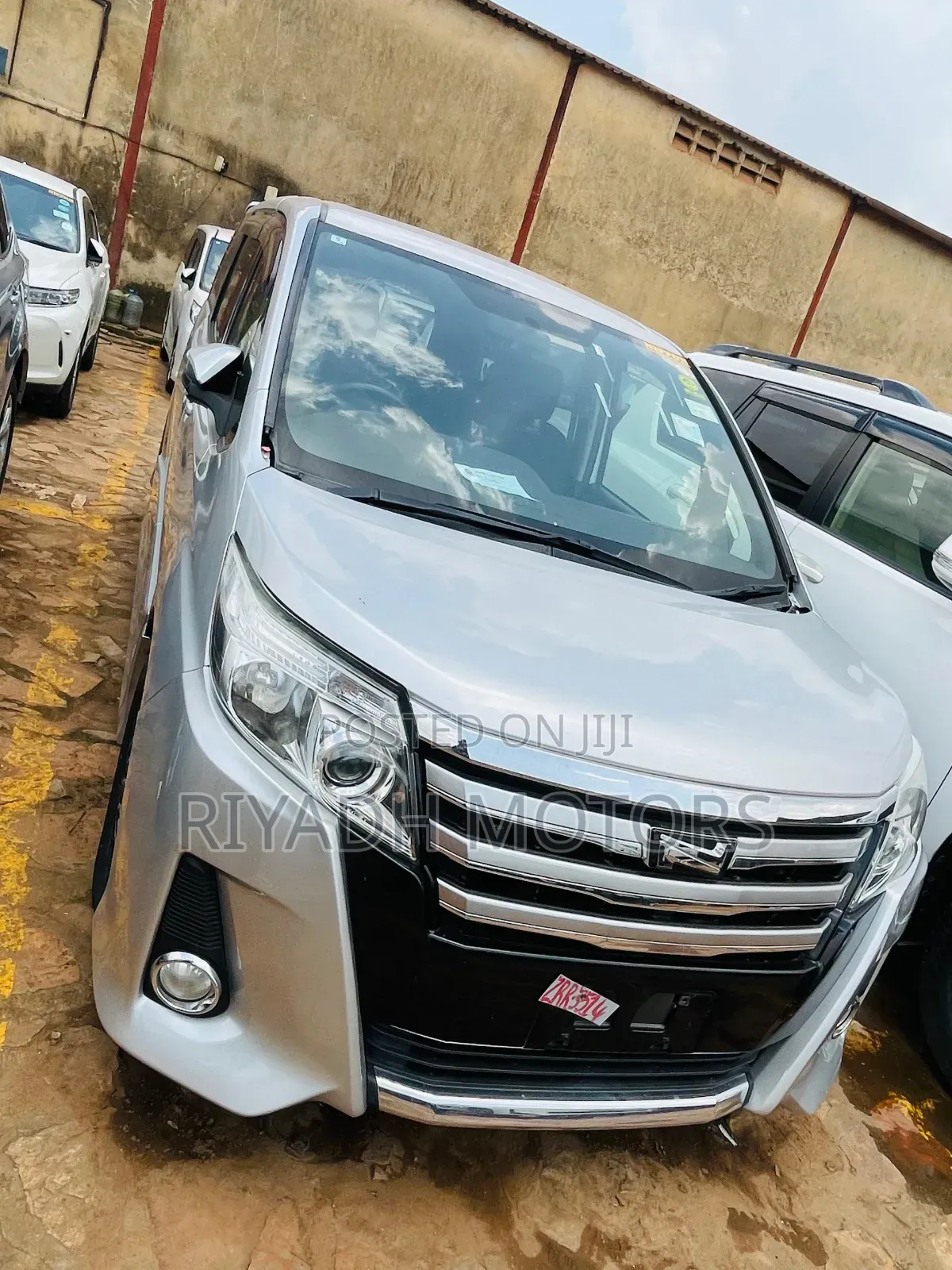 Toyota Noah 2.0 FWD (7 Seater) 2014 Silver