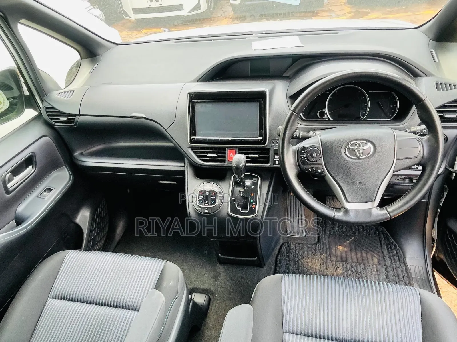 Toyota Noah 2.0 FWD (7 Seater) 2014 Silver