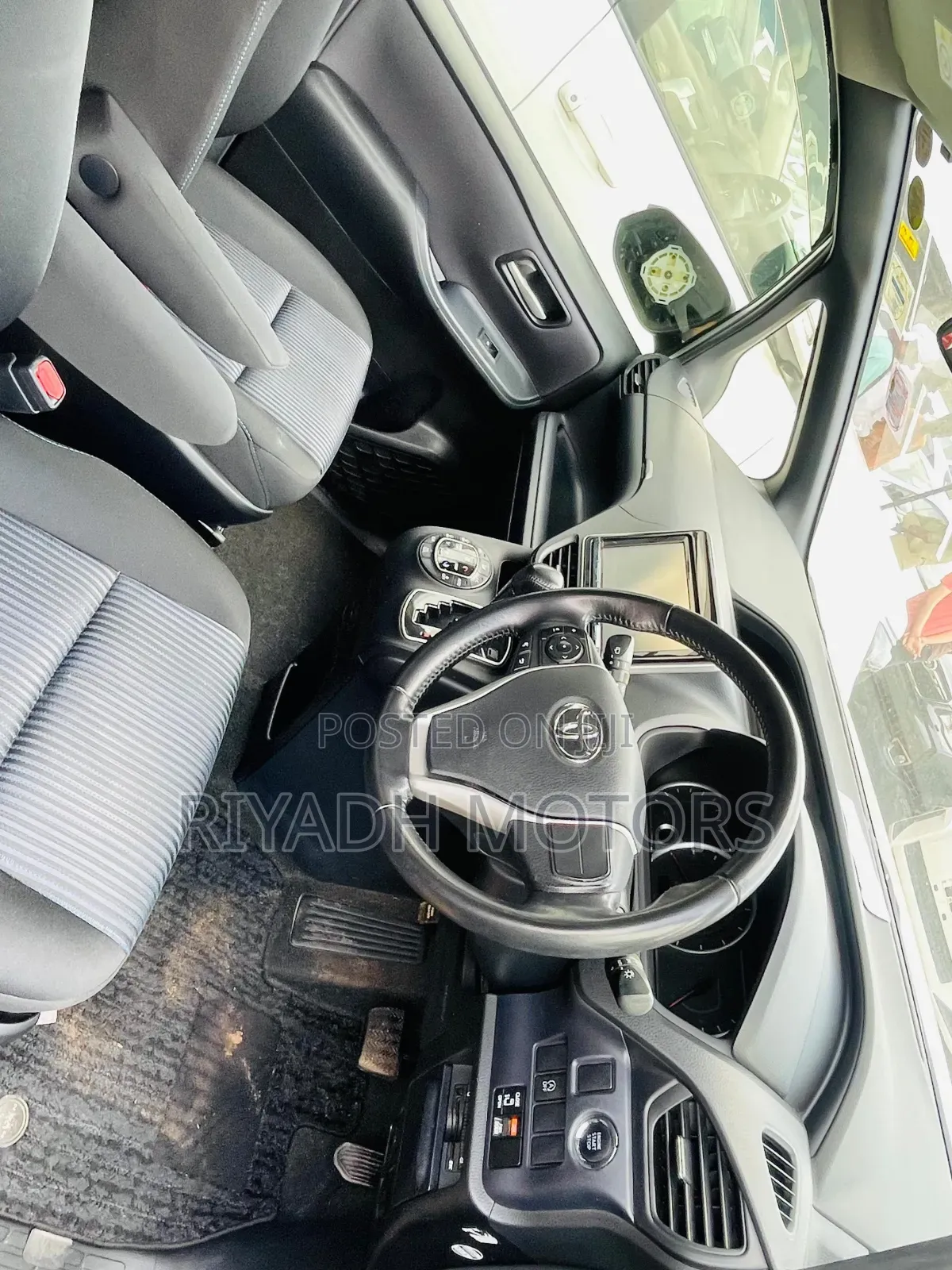 Toyota Noah 2.0 FWD (7 Seater) 2014 Silver