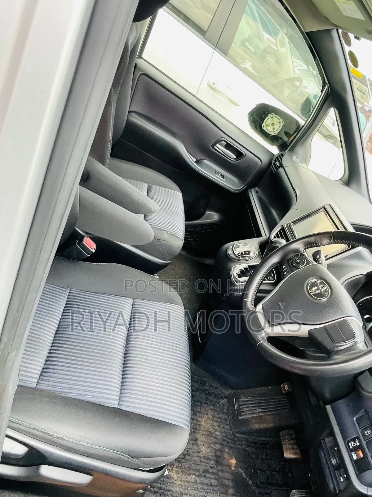 Toyota Noah 2.0 FWD (7 Seater) 2014 Silver