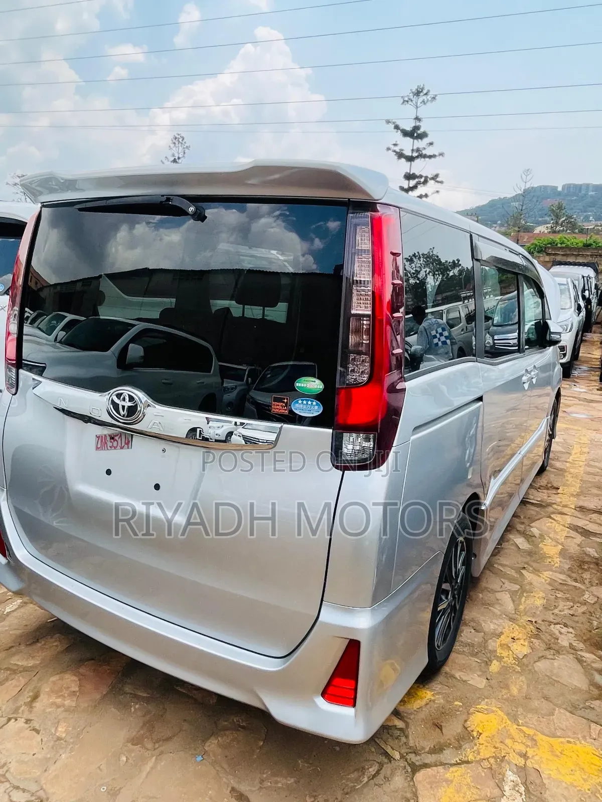 Toyota Noah 2.0 FWD (7 Seater) 2014 Silver