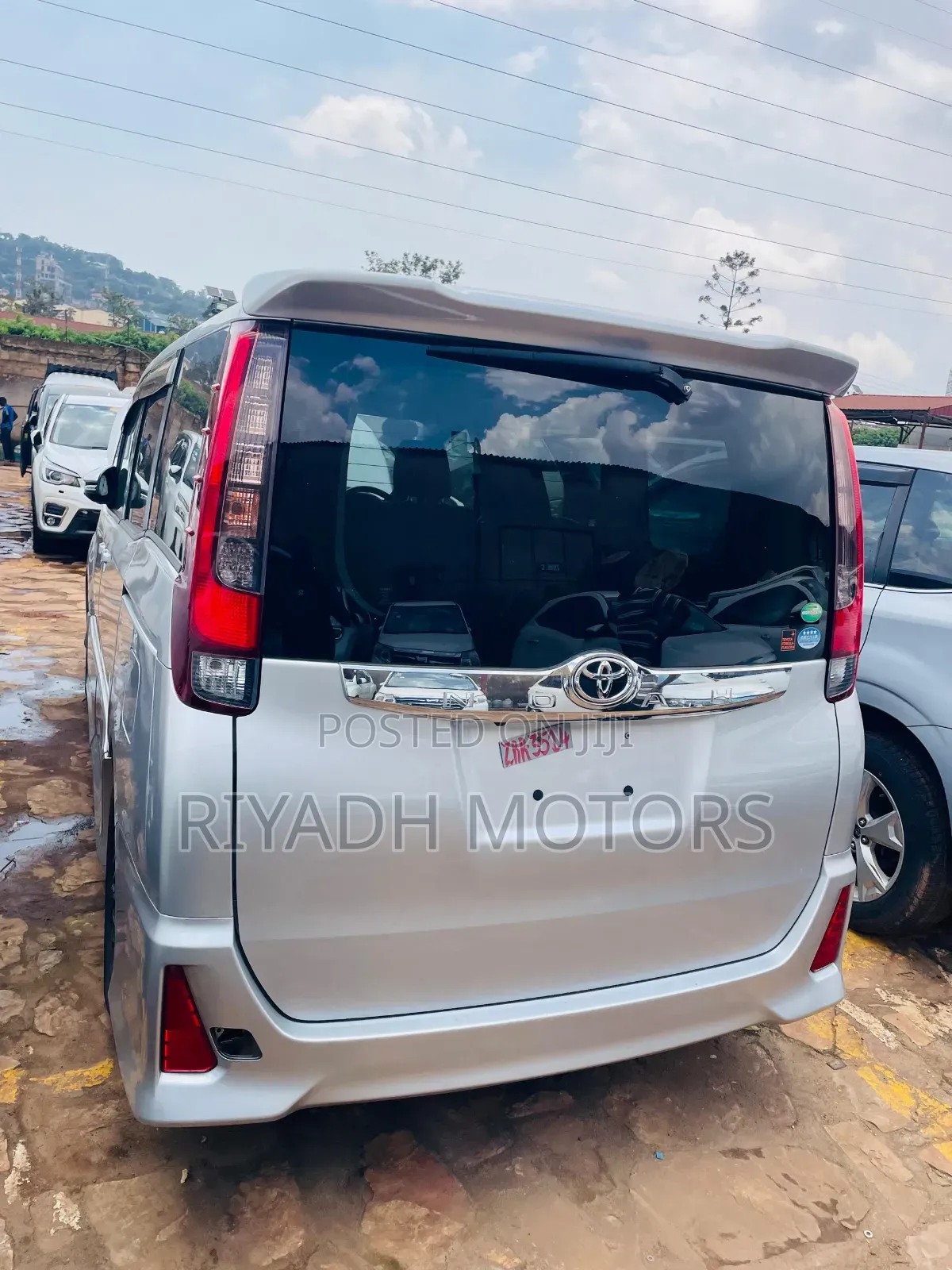 Toyota Noah 2.0 FWD (7 Seater) 2014 Silver