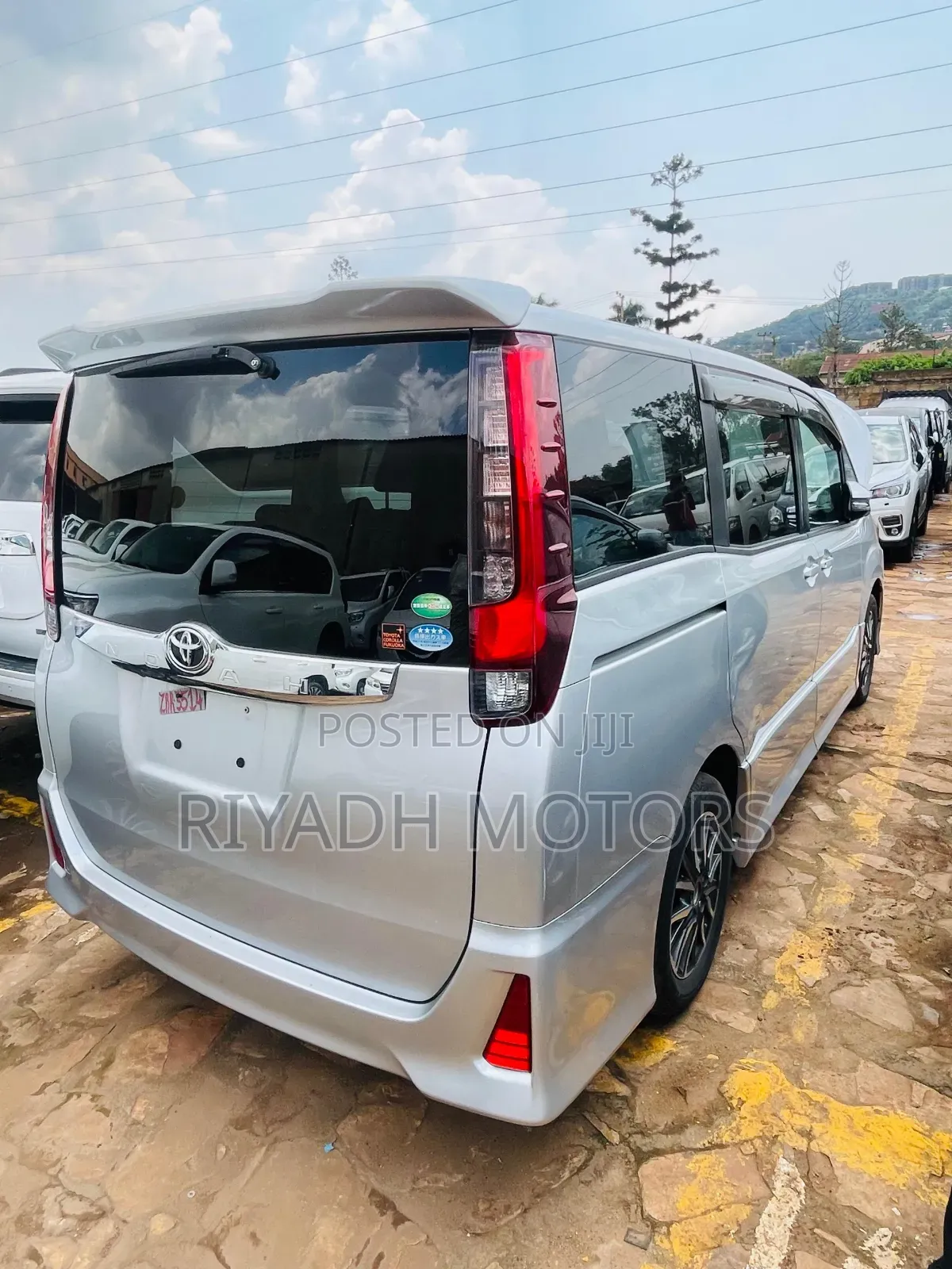Toyota Noah 2.0 FWD (7 Seater) 2014 Silver