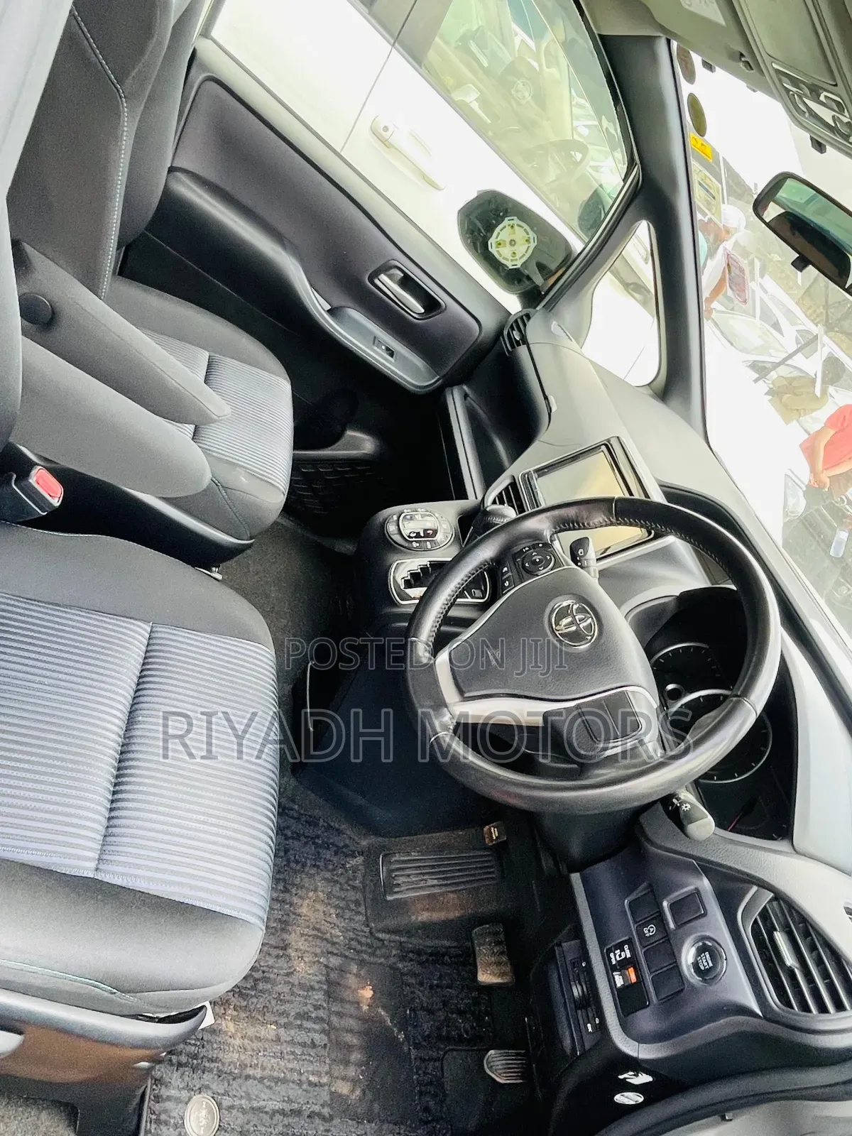 Toyota Noah 2.0 FWD (7 Seater) 2014 Silver