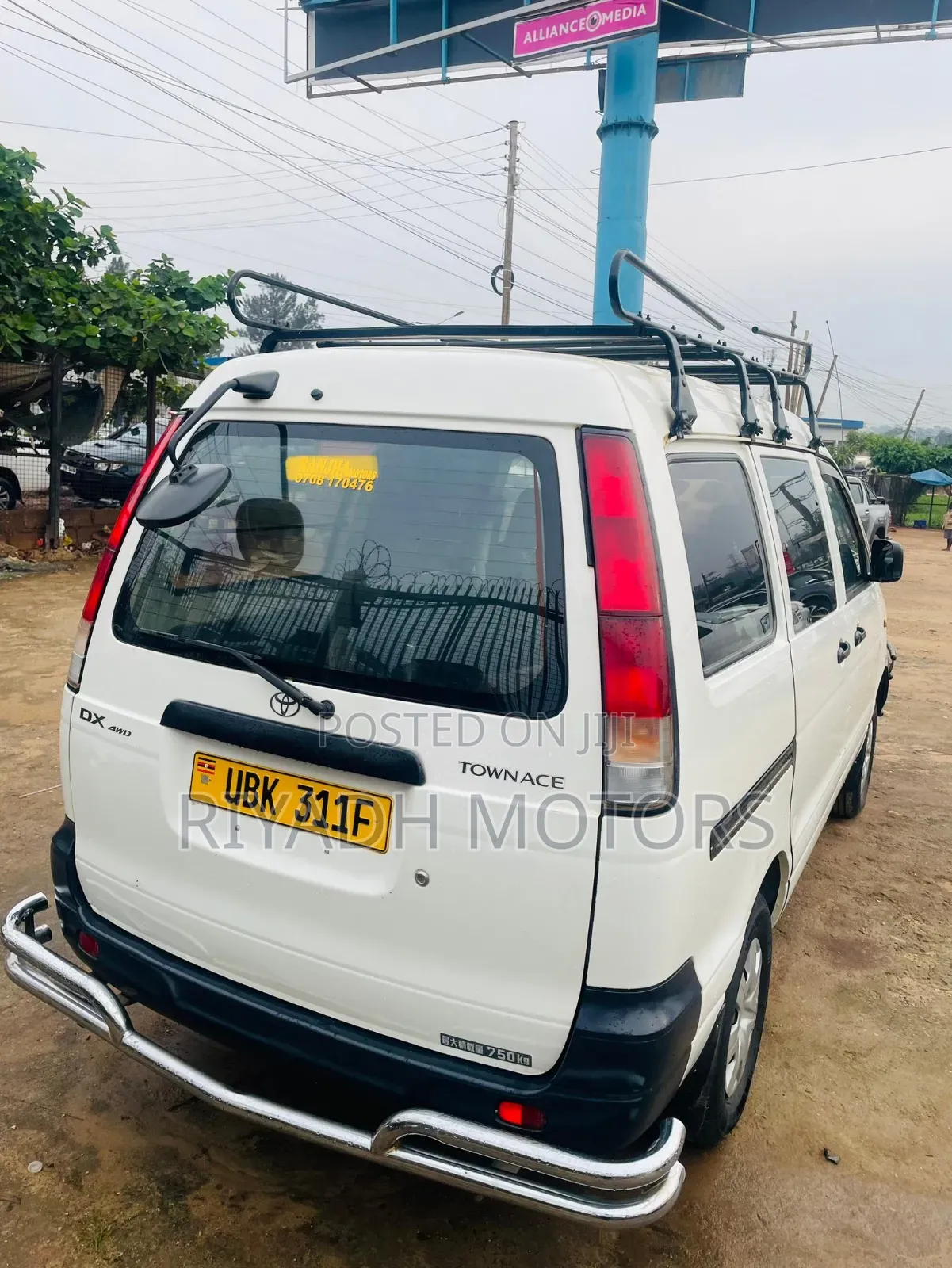Toyota Noah 2.0 143hp FWD (8 Seater) 2008 White