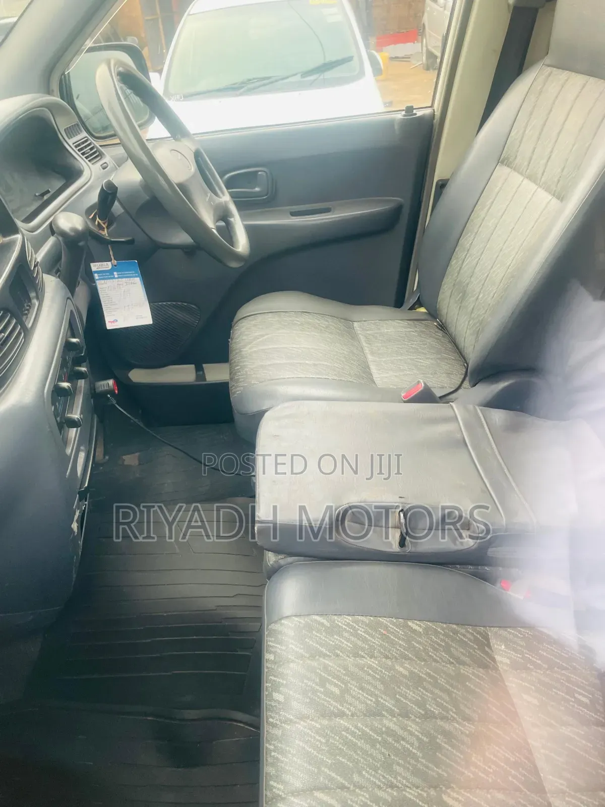 Toyota Noah 2.0 143hp FWD (8 Seater) 2008 White