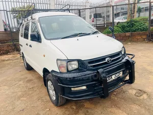 Toyota Noah 2.0 143hp FWD (8 Seater) 2008 White