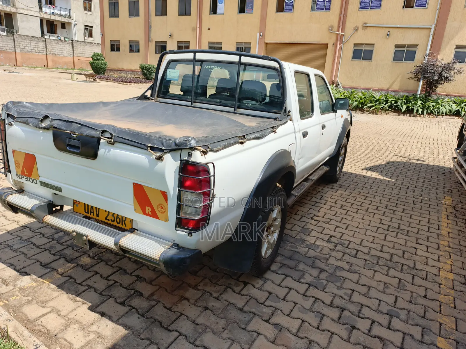 Nissan Hardbody 2014 White