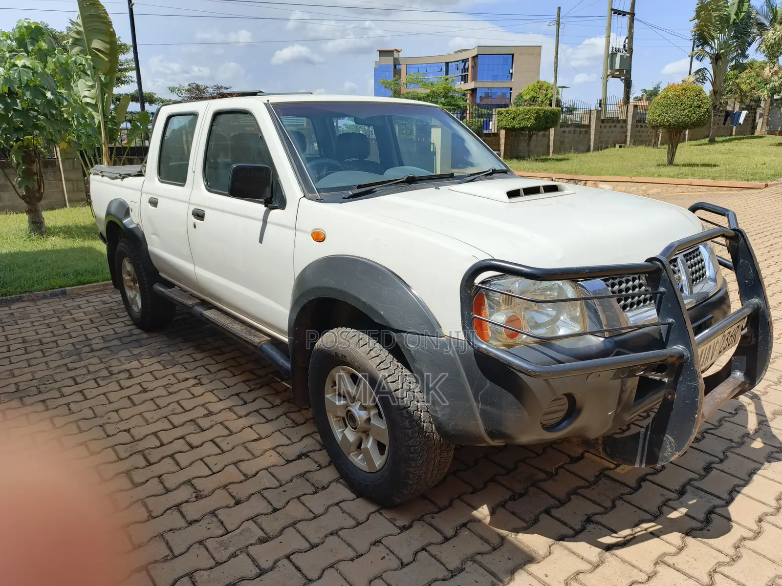 Nissan Hardbody 2014 White