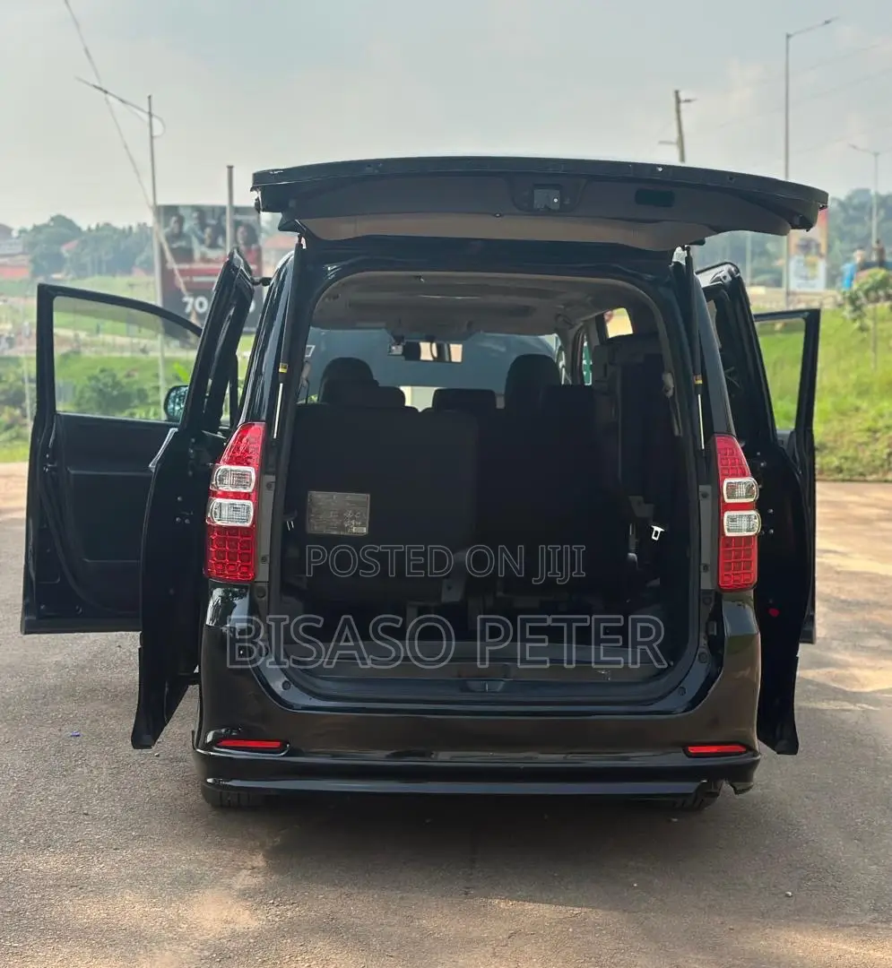 Toyota Noah 2.0 143hp AWD (8 Seater) 2012 Black