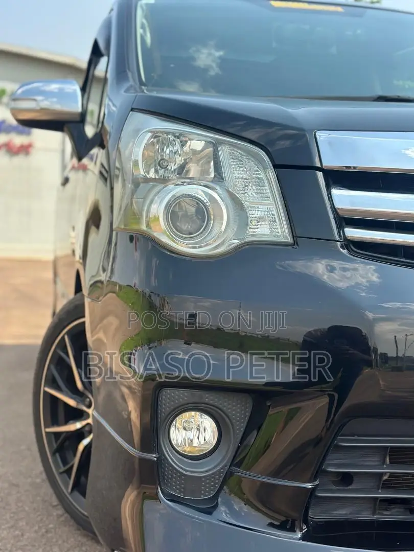 Toyota Noah 2.0 143hp AWD (8 Seater) 2012 Black