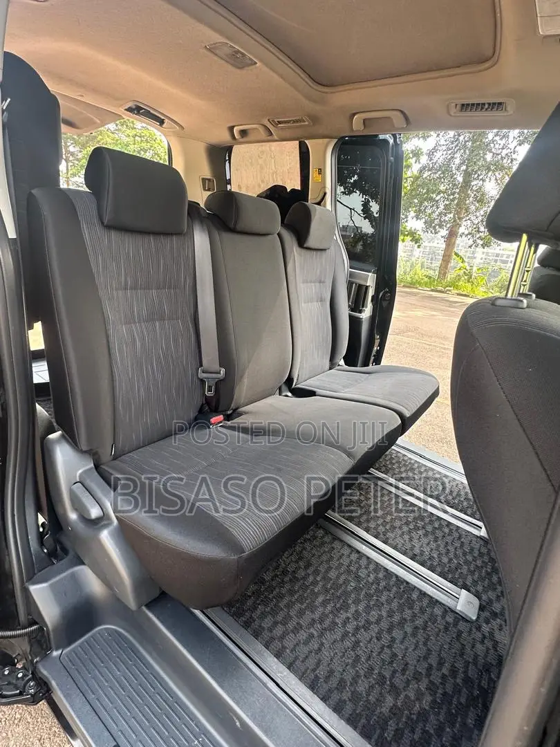 Toyota Noah 2.0 143hp AWD (8 Seater) 2012 Black