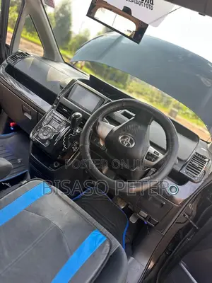 Toyota Noah 2.0 143hp AWD (8 Seater) 2012 Black