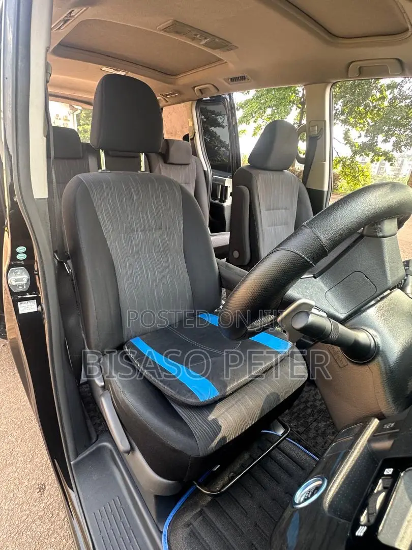 Toyota Noah 2.0 143hp AWD (8 Seater) 2012 Black