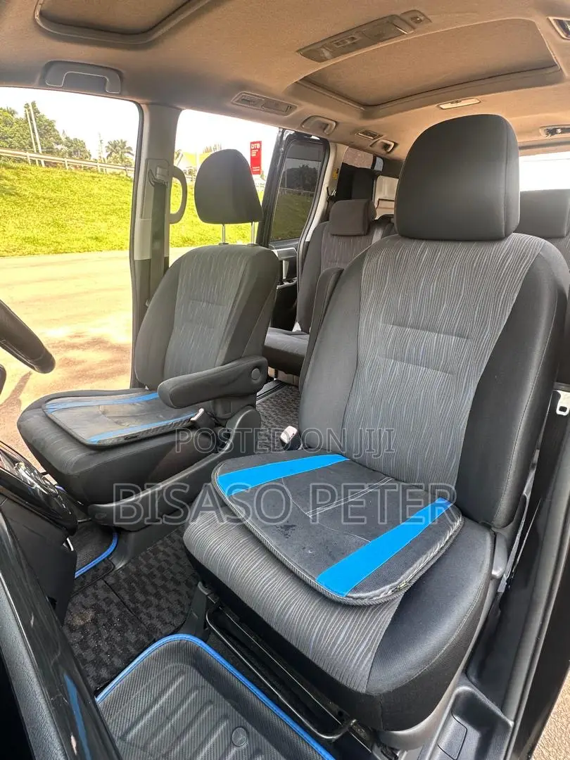 Toyota Noah 2.0 143hp AWD (8 Seater) 2012 Black