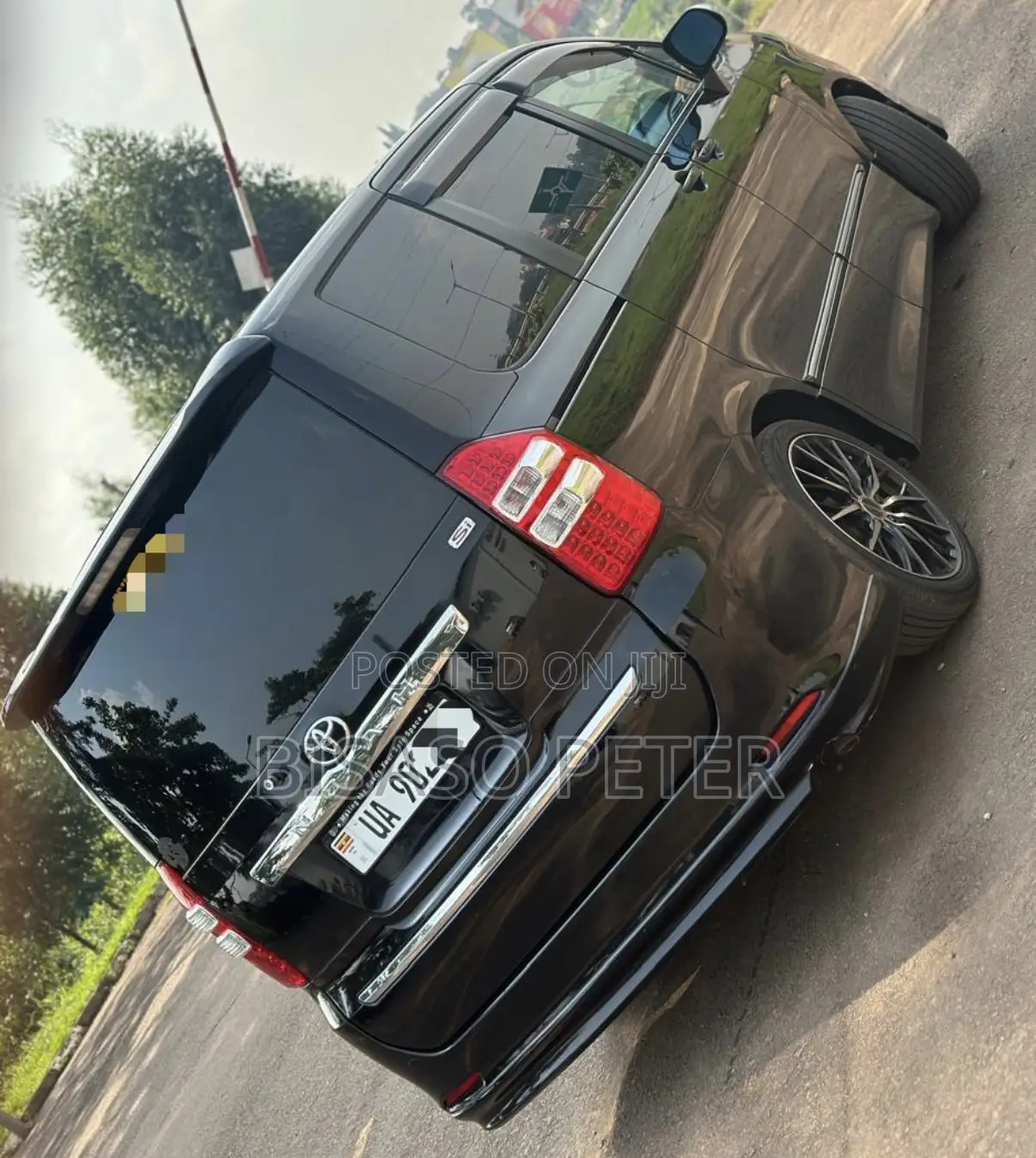 Toyota Noah 2.0 143hp AWD (8 Seater) 2012 Black