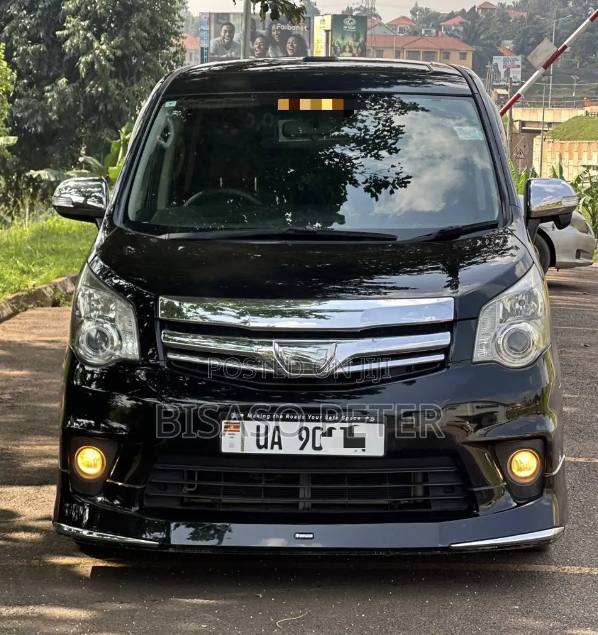 Toyota Noah 2.0 143hp AWD (8 Seater) 2012 Black