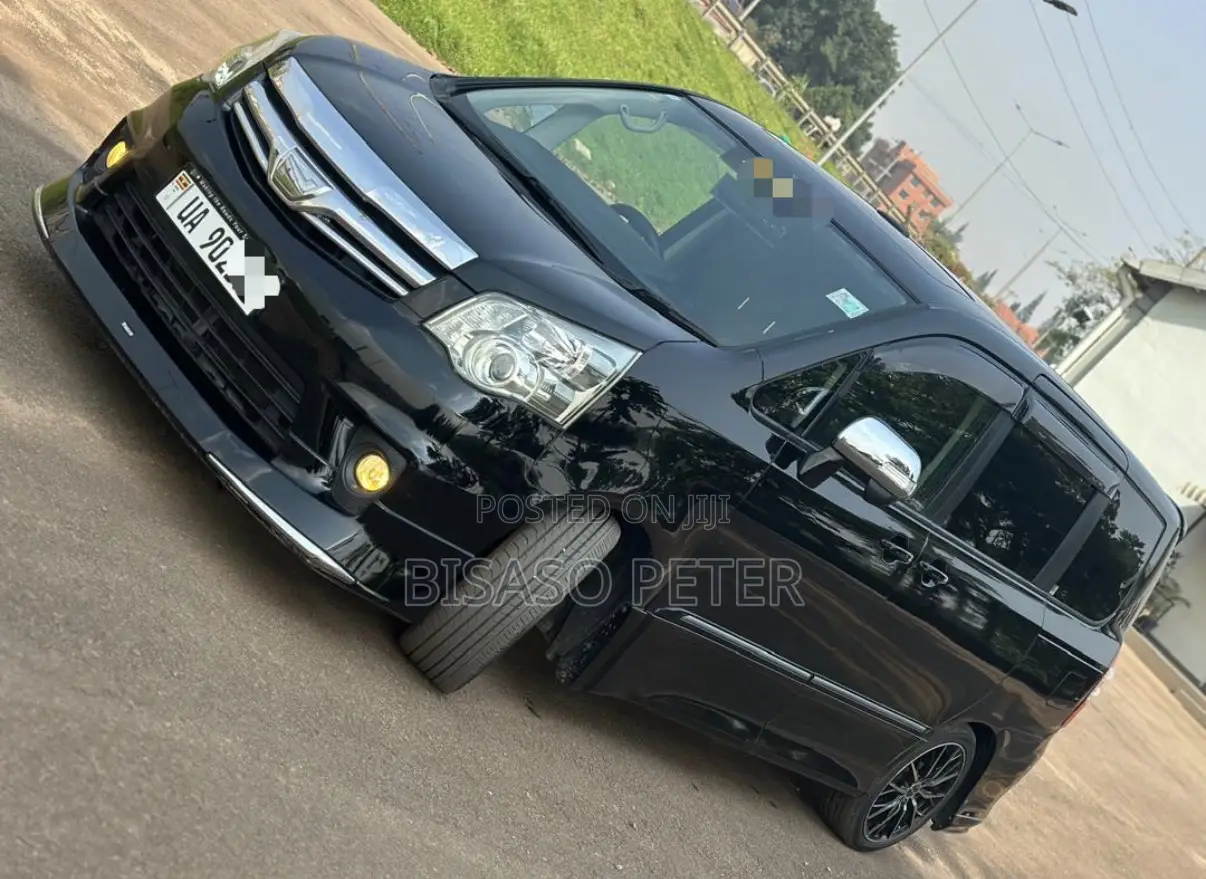 Toyota Noah 2.0 143hp AWD (8 Seater) 2012 Black