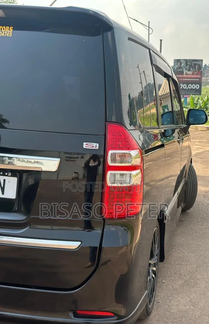 Toyota Noah 2.0 143hp AWD (8 Seater) 2012 Black