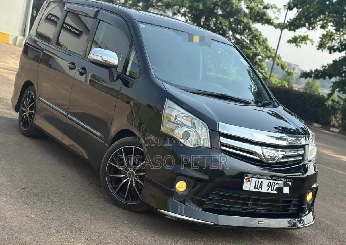 Toyota Noah 2.0 143hp AWD (8 Seater) 2012 Black