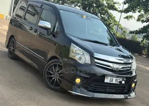 Toyota Noah 2.0 143hp AWD (8 Seater) 2012 Black