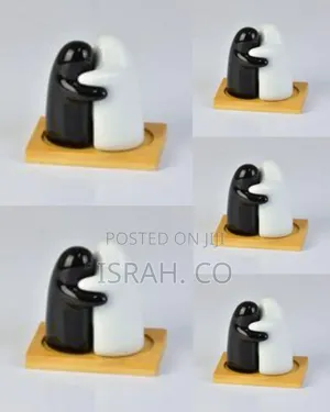 Charming Hugging Salt and Pepper Shaker Set With Wooden Base