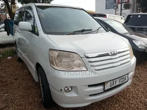 Toyota Noah 2004 Pearl