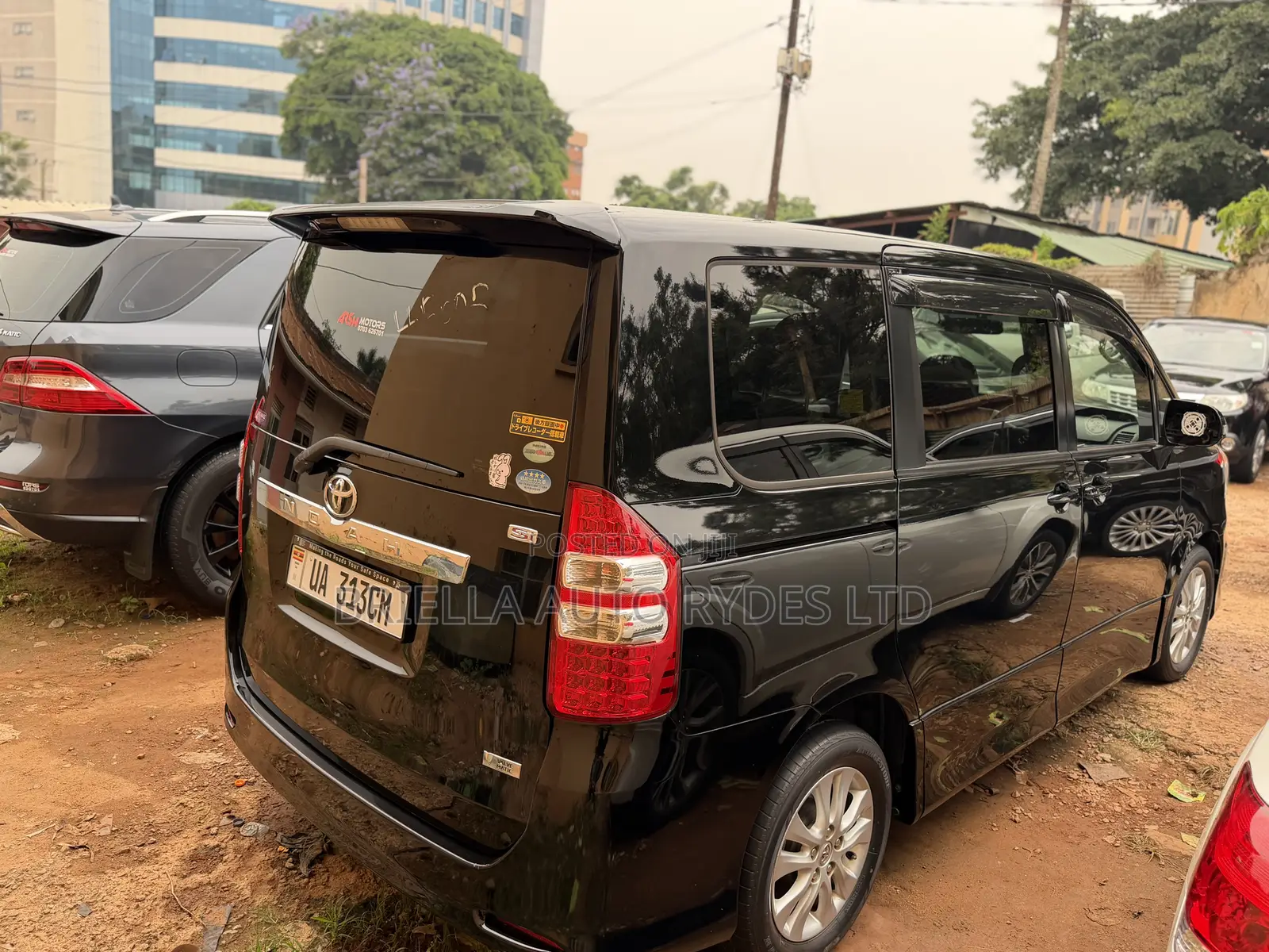 Toyota Noah 2011