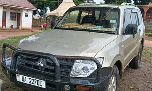 Mitsubishi Pajero 2010 Gold