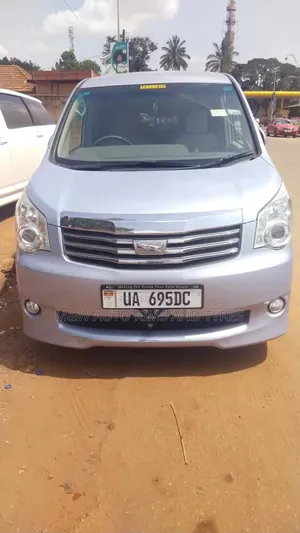 Toyota Noah 2.0 143hp AWD (7 Seater) 2010 Silver