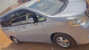 Toyota Noah 2.0 143hp AWD (7 Seater) 2010 Silver