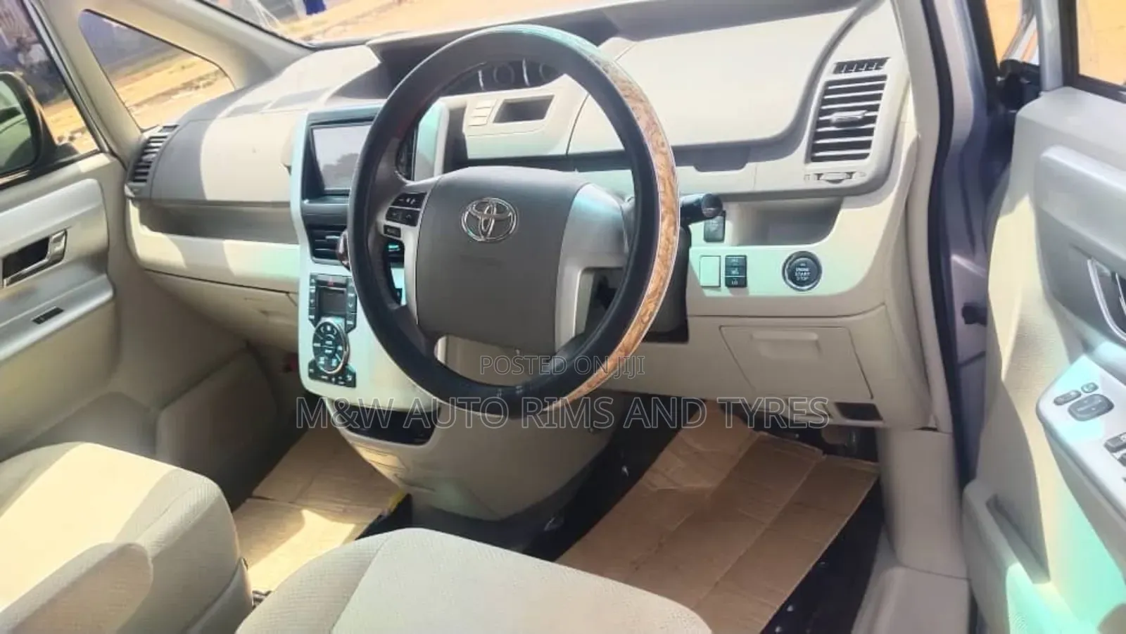 Toyota Noah 2.0 143hp AWD (7 Seater) 2010 Silver