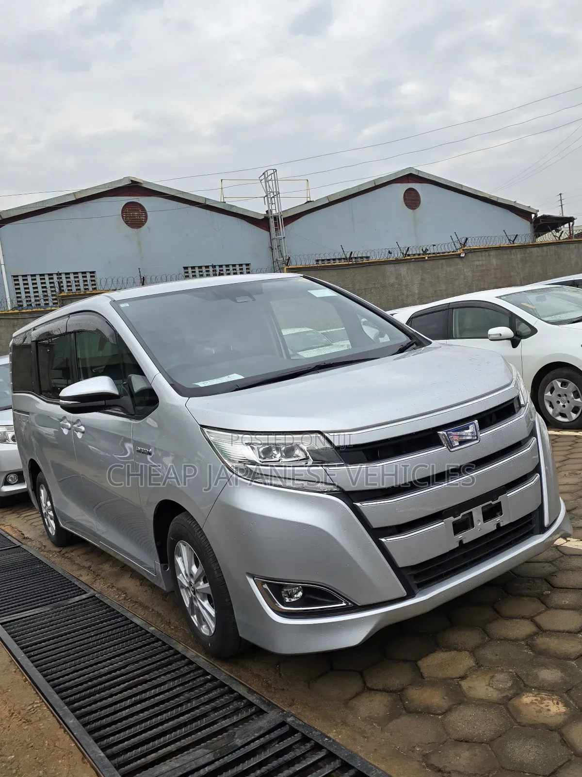 Toyota Noah 1.8 FWD Hybrid (7 seater) 2018 Silver