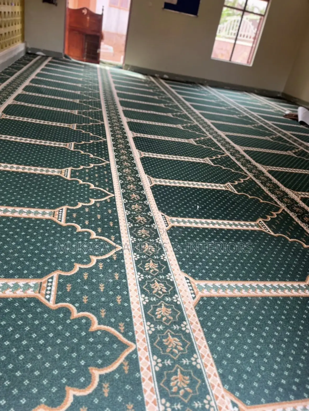 Green Mosque Prayer Carpet – Wall-to-Wall Fitting