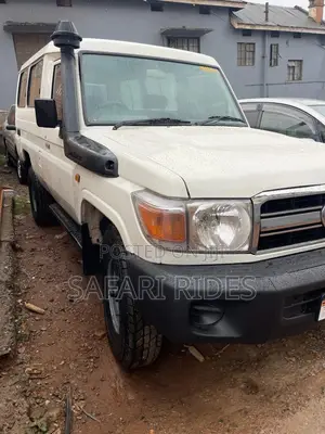 Toyota Land Cruiser 2005 White