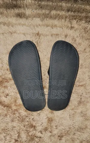 Unisex Black Push-Ins