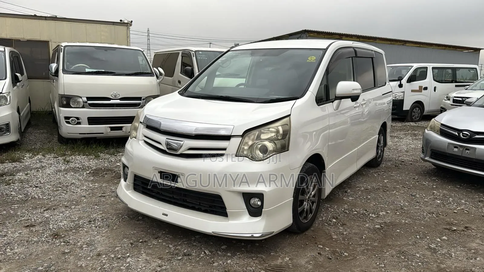 Toyota Noah 2.0 143hp AWD (8 Seater) 2012 White
