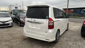Toyota Noah 2.0 143hp AWD (8 Seater) 2012 White