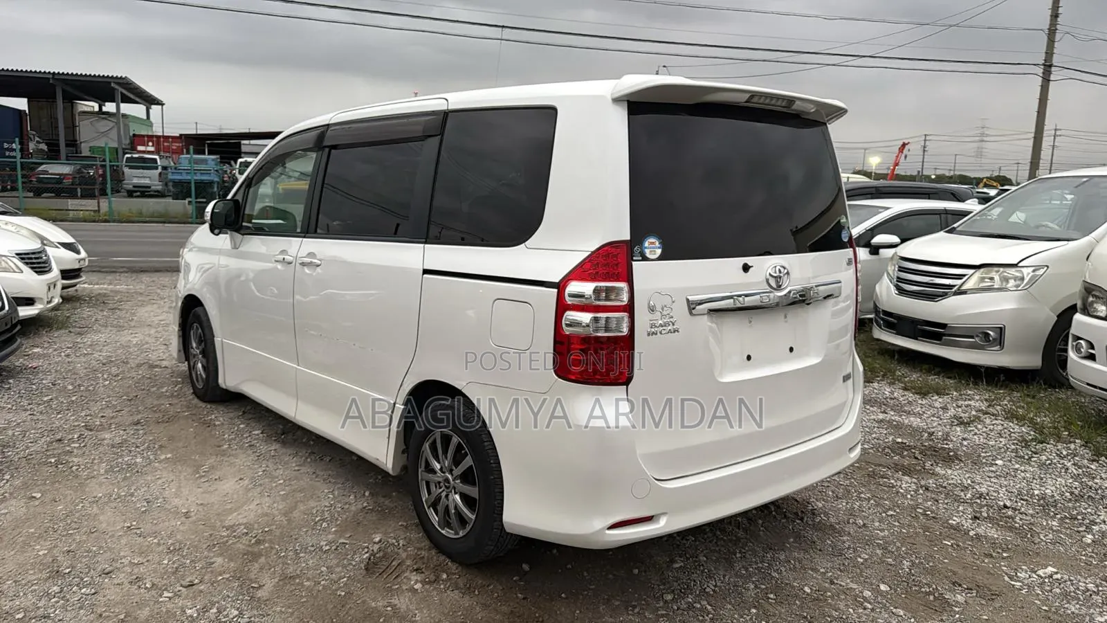 Toyota Noah 2.0 143hp AWD (8 Seater) 2012 White