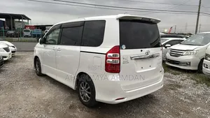 Toyota Noah 2.0 143hp AWD (8 Seater) 2012 White